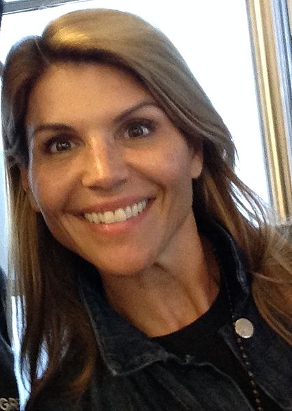 Lori Loughlin accused of Fraud!