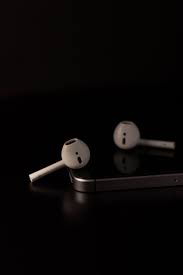 Apples Second-Generation Airpods